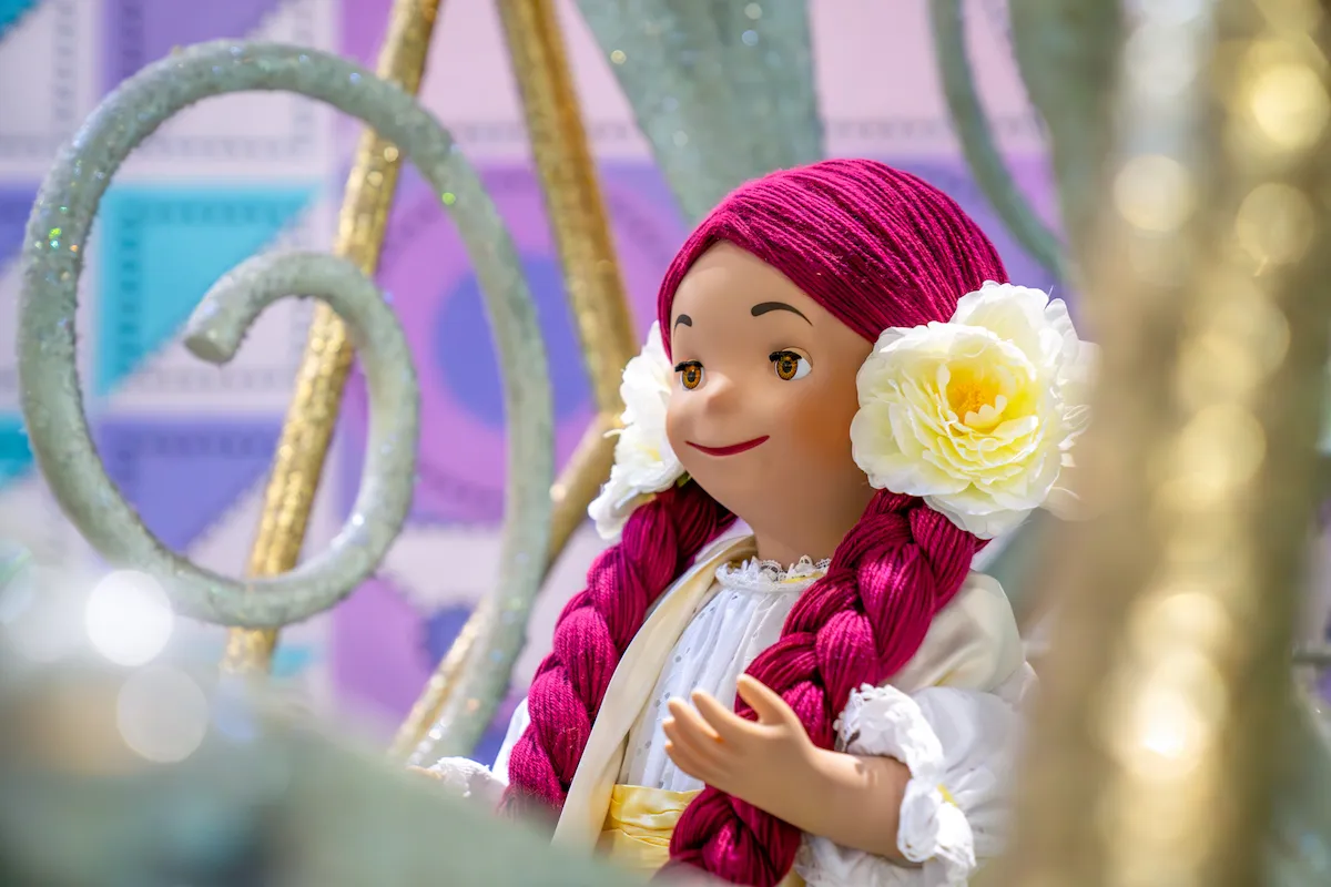 Poupée d'It's a Small World avec ses costumes rénovés à Disneyland Paris – © Disney