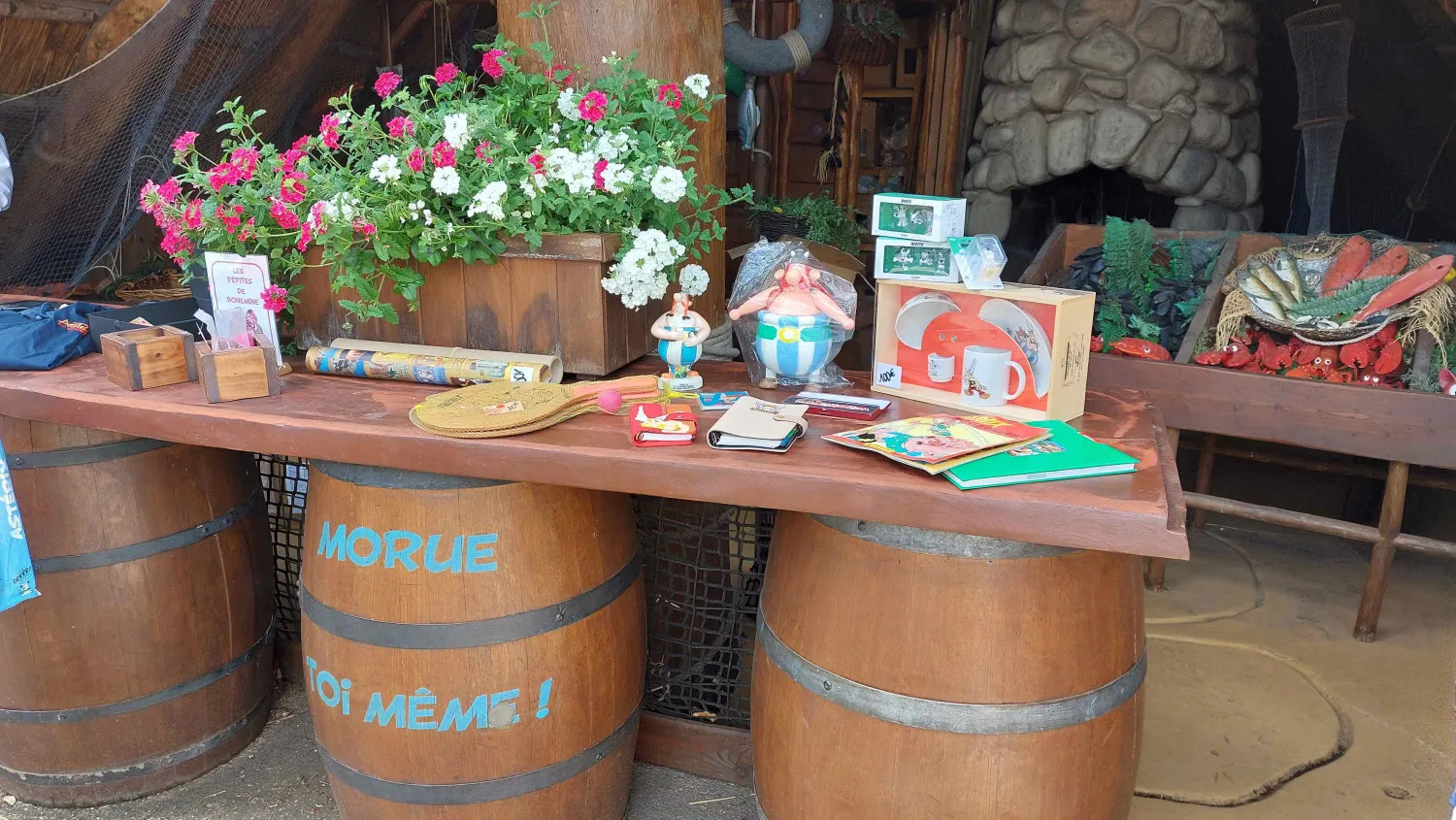 La brocante Les Trouvailles de Bonemine installée au Village Gaulois – © Parc Astérix