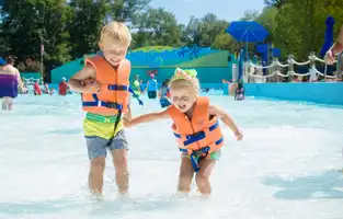 Surfer's Bay Wave Pool à Water Country USA — © Water Country USA