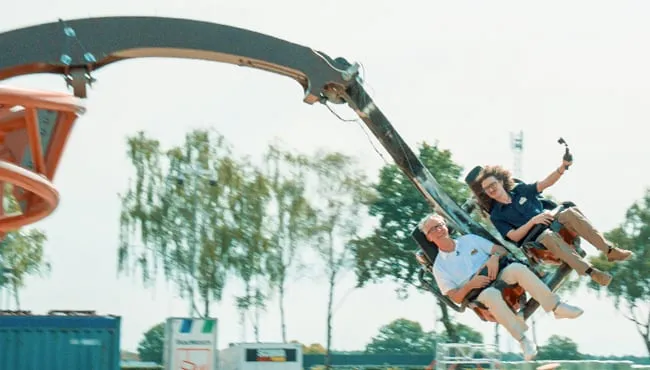 Deux designers d'Efteling testent le prototype de Ravenring chez Vekoma, gondole inclinée – © Efteling