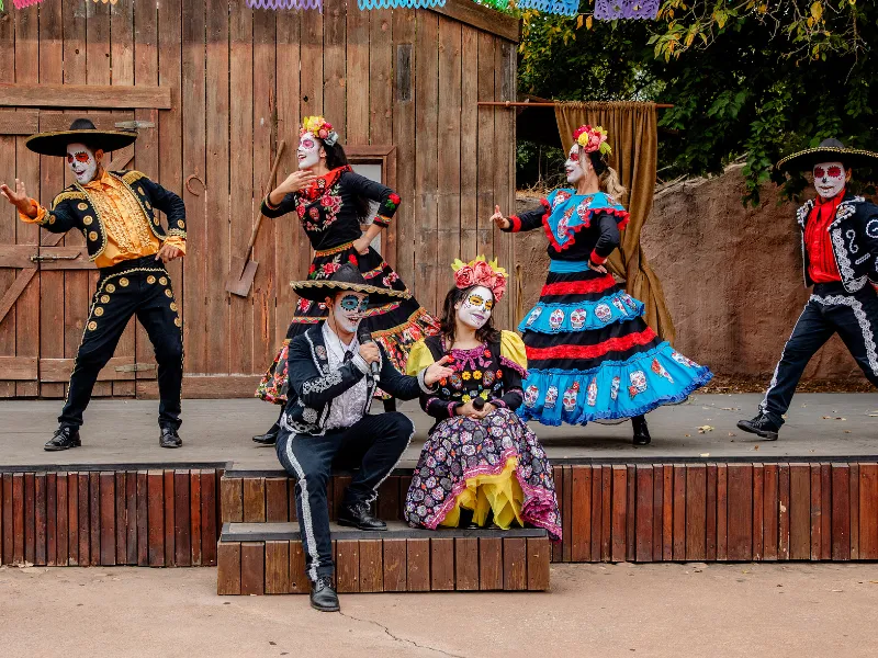 Día de los muertos dans Old West Territory – © Parque Warner Madrid