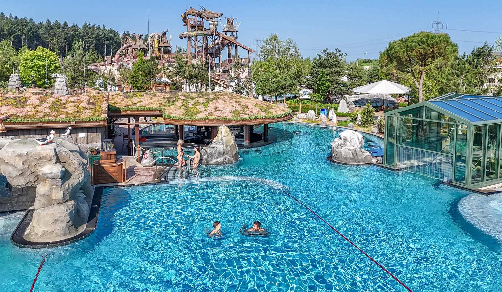 Vue aérienne du bassin extérieur Svømmepøl à Rulantica – © Europa-Park