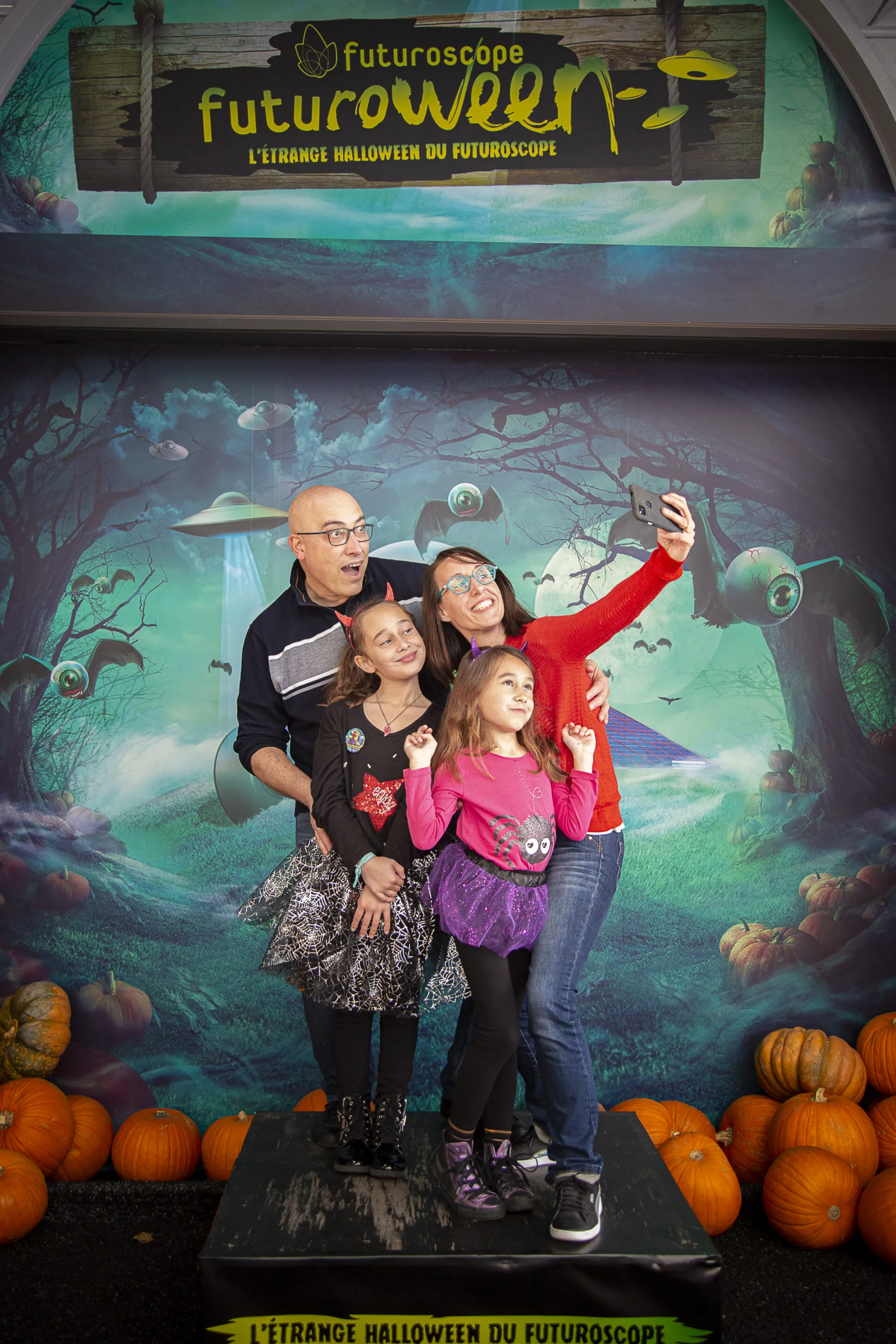 Point photo de Futuroween avec monstres et soucoupe volante – © Futuroscope