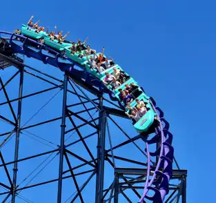 Phantom's Revenge vu du sol à Kennywood — © Kennywood