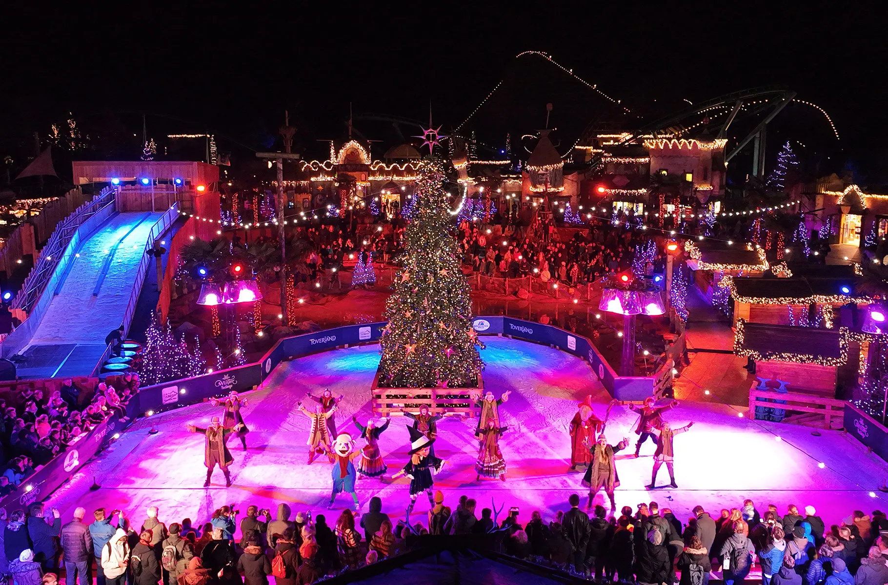 Toverland illuminé pendant Winter Feelings, vue aérienne – © Toverland