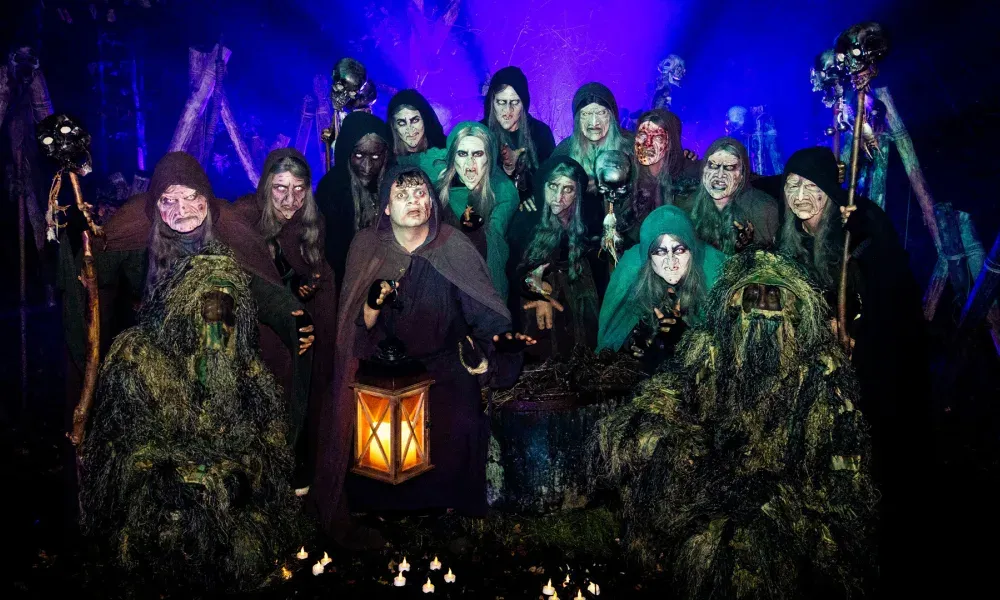 Les sorcières de The Witches Forest pendant les Halloween Nights de Toverland – © Toverland