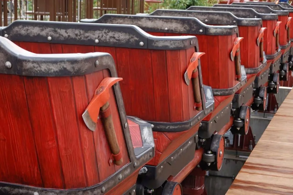 Le train du coaster Fireline Redwood devant le séquoia géant de Fraispertuis-City