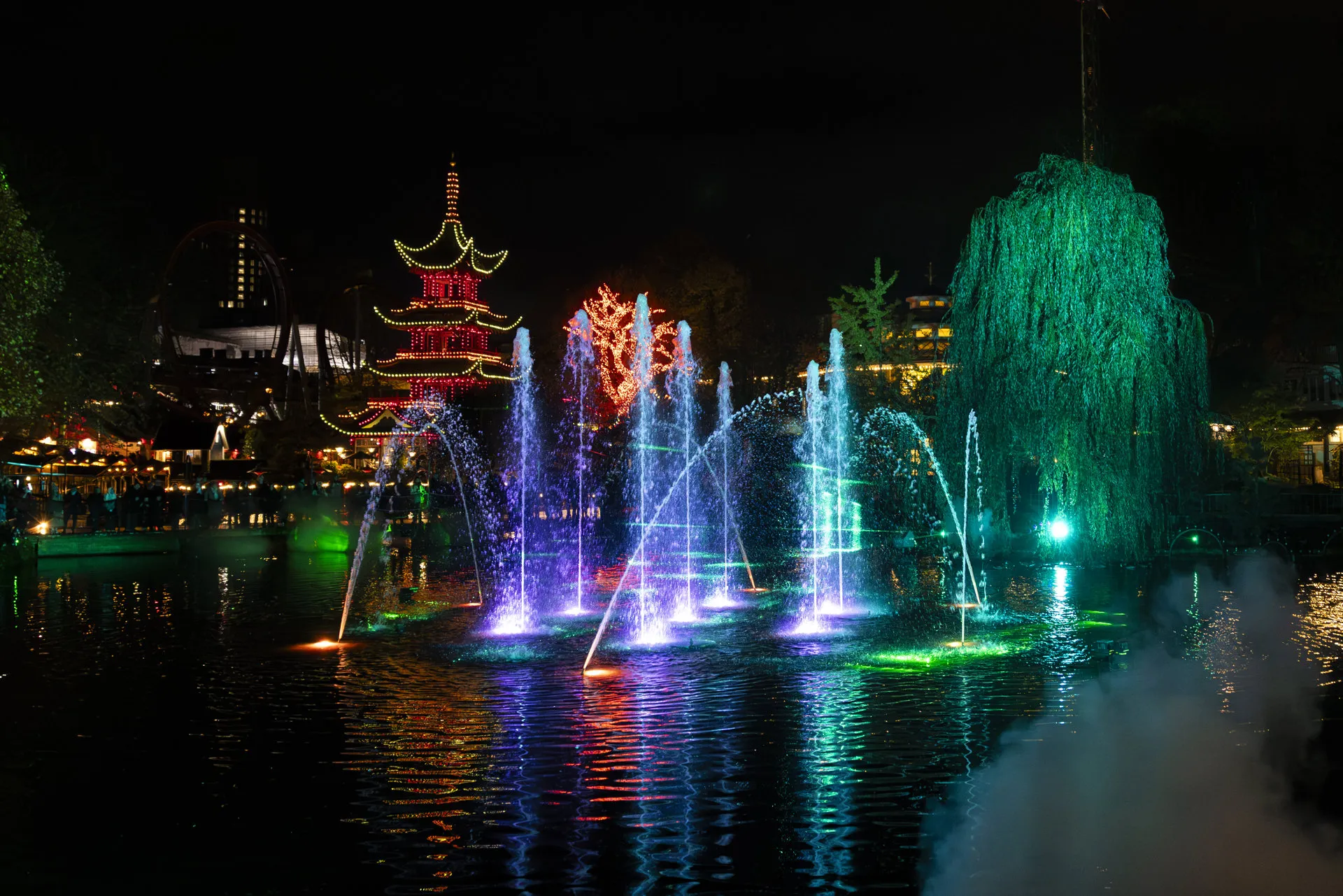Illuminations d'Halloween sur le lac des Jardins de Tivoli – © Tivoli