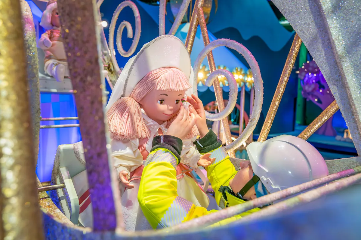 Scène colorée de l'attraction It's a Small World à Disneyland Paris – © Disney