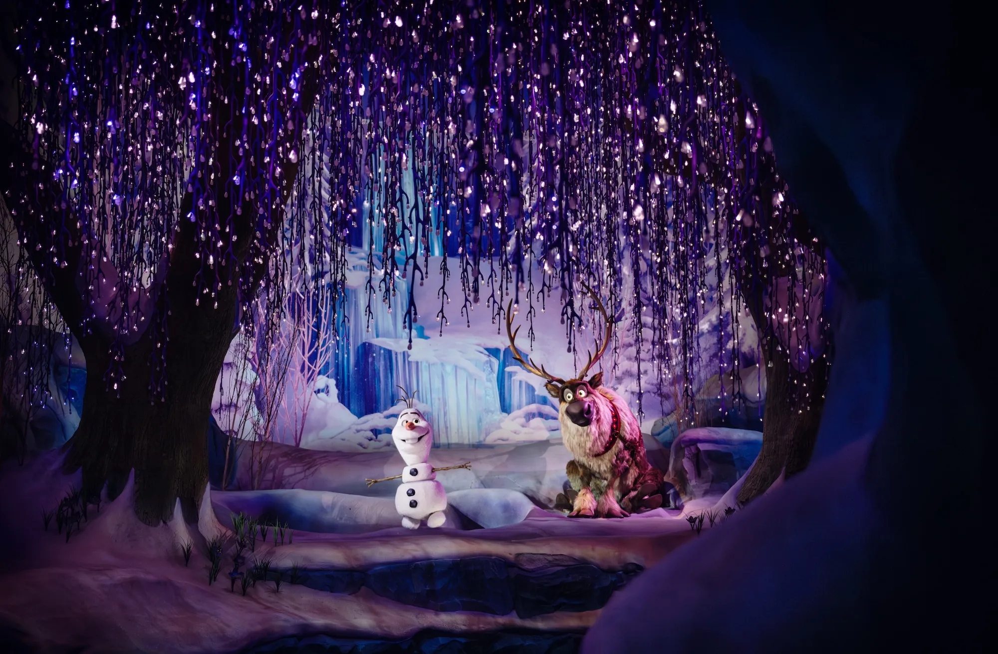 Olaf et Sven en figurines animées dans Frozen Ever After – © Disney