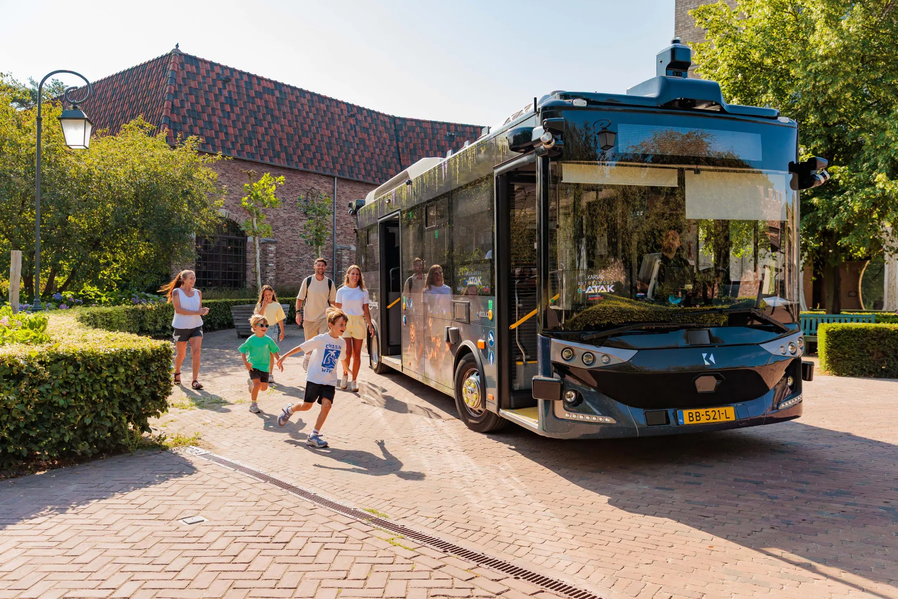 Une famille descend de la navette autonome de l'Efteling – © Efteling