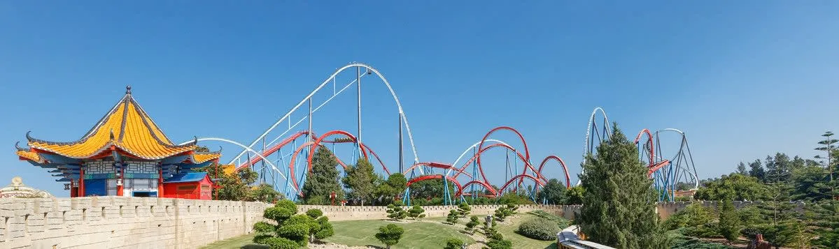 Vue de PortAventura Park en été
