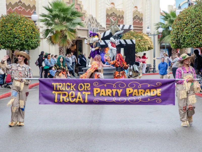 Trick or Treat Party Parade sur Hollywood Boulevard – © Parque Warner Madrid