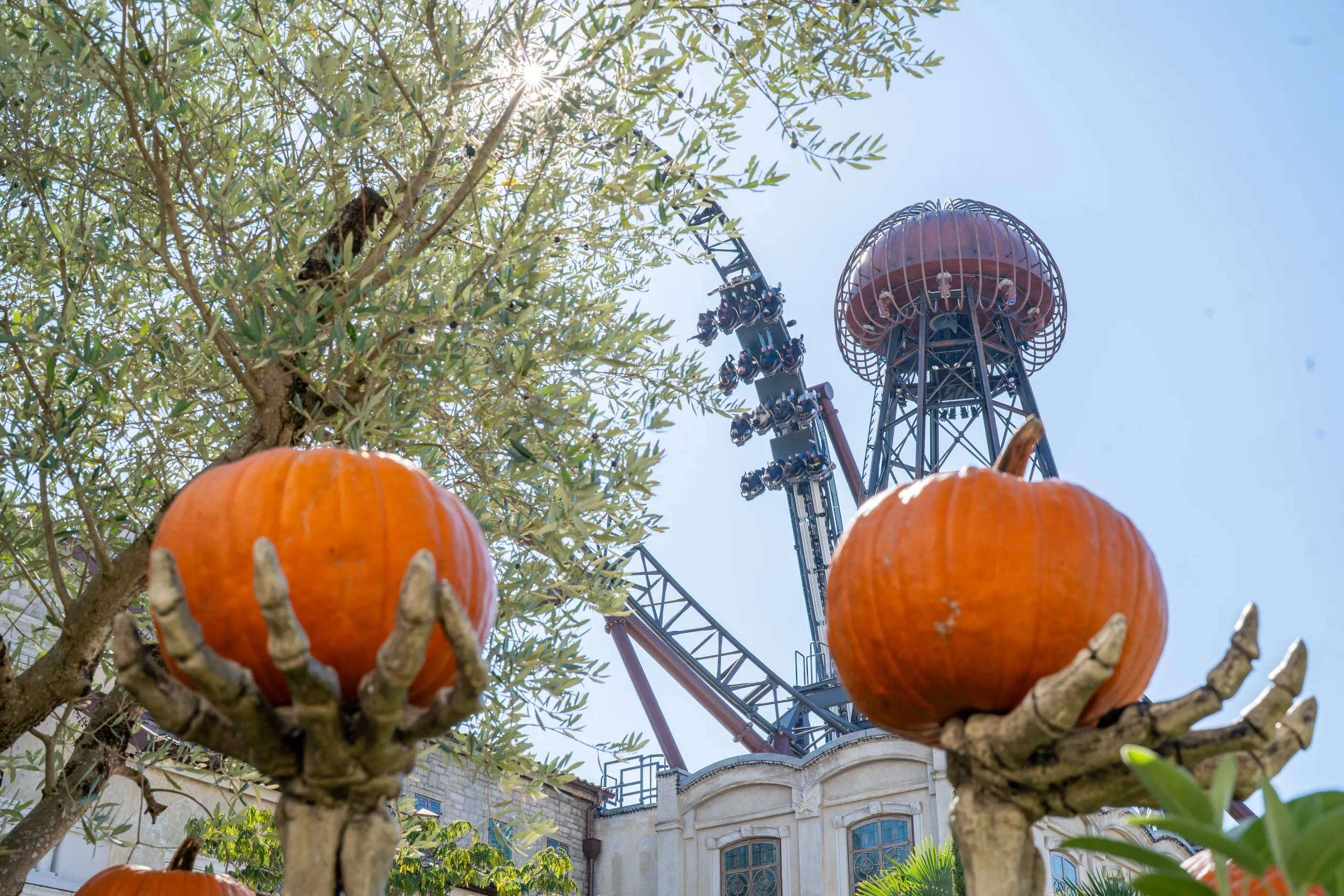 Citrouilles devant Voltron Nevera dans le quartier croate d'Europa-Park – © Europa-Park