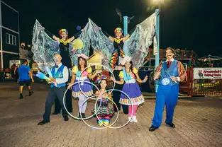 Artistes en soirée sur le Midway à Adventureland Long Island — © Adventureland Long Island