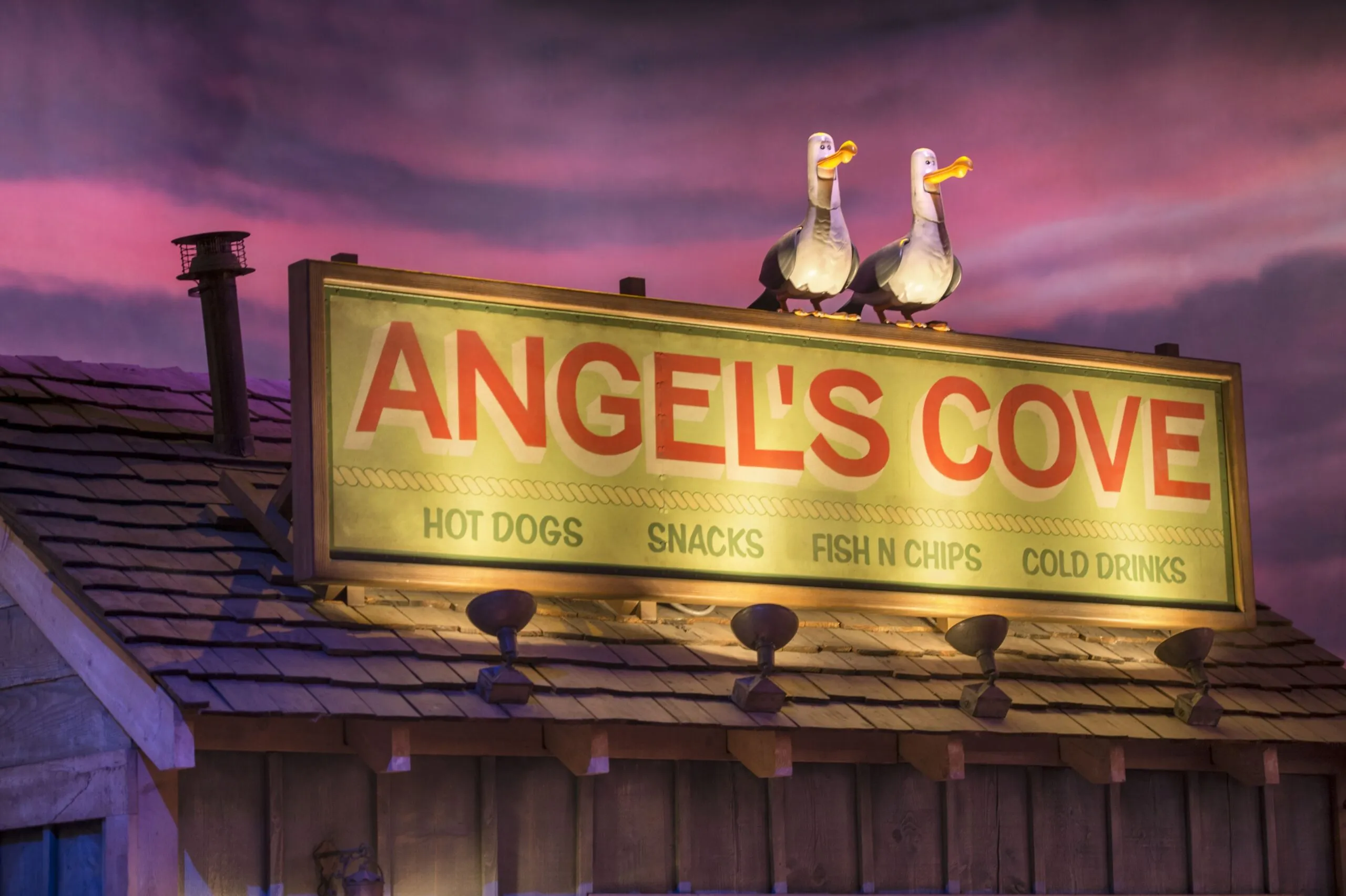 Décor Angel's Cove dans la file d'attente de Crush's Coaster – © Disneyland Paris