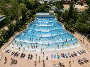 Nouvelle piscine à vagues à Aquasplash Antibes – © Aquasplash Antibes