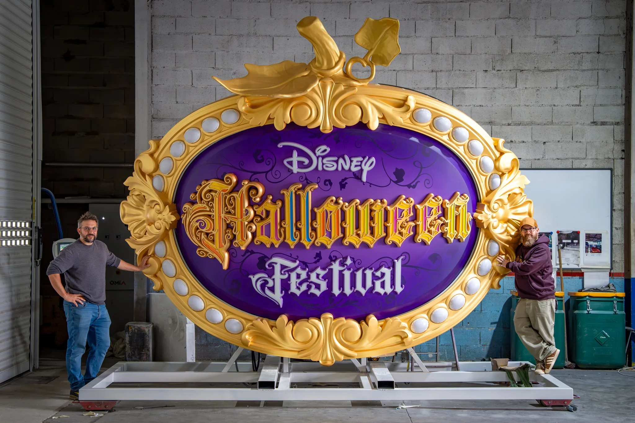 Le grand médaillon Disney Halloween Festival en atelier – © Disneyland Paris