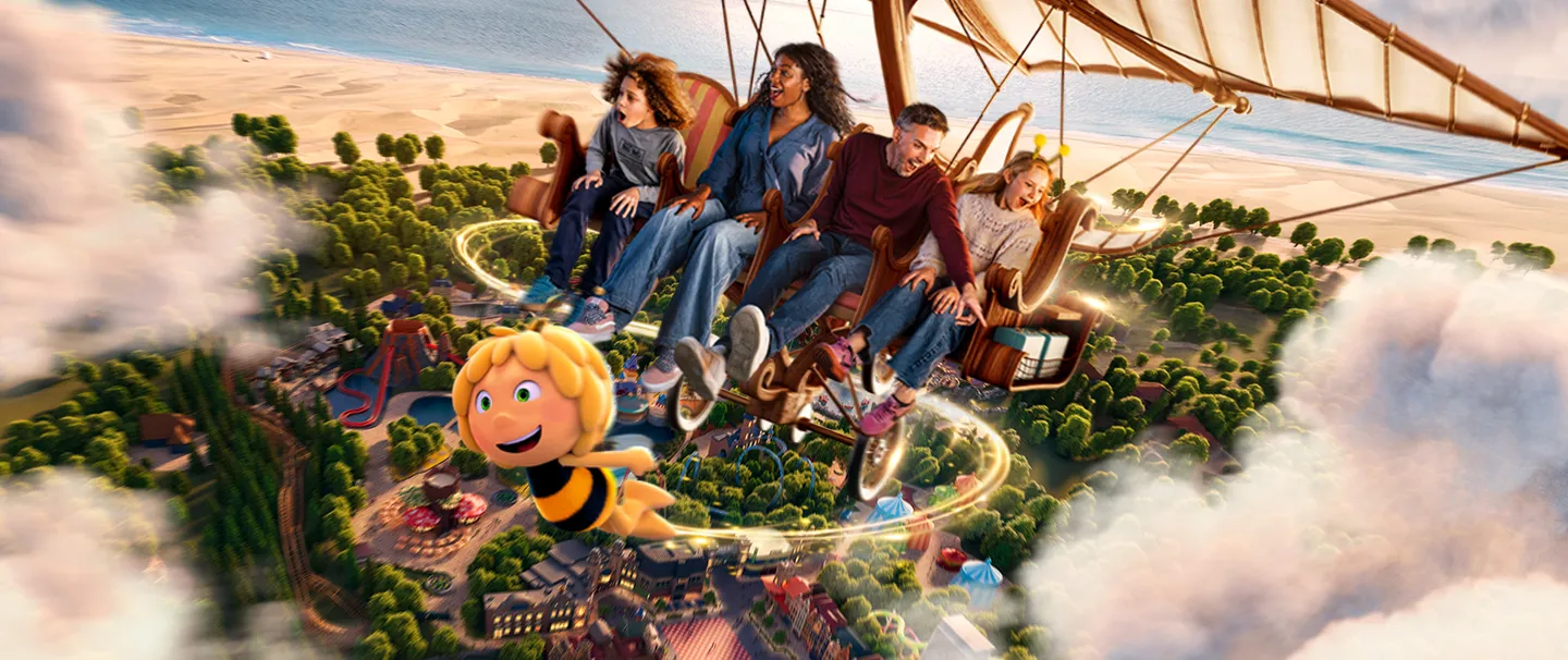 Visiteurs dans la nacelle du Cinéma Volant de Plopsaland Belgium – © Plopsa