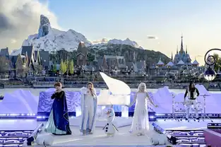 Le village d'Arendelle et la Montagne du Nord à World of Frozen – © Disney