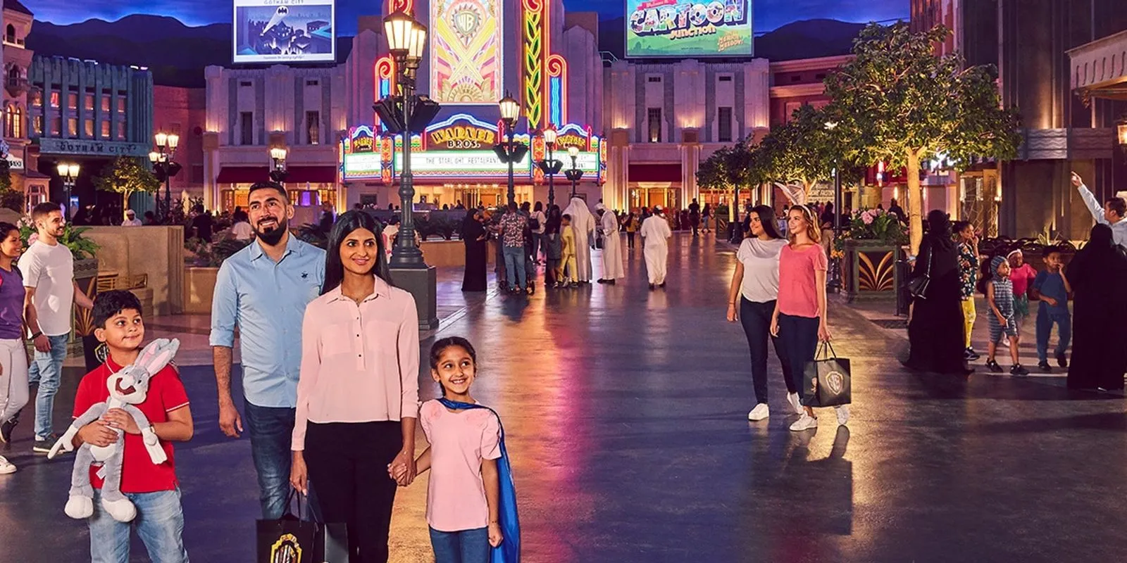 Warner Bros. Plaza, la place centrale de Warner Bros. World Abu Dhabi – © Warner Bros. World Abu Dhabi / Miral